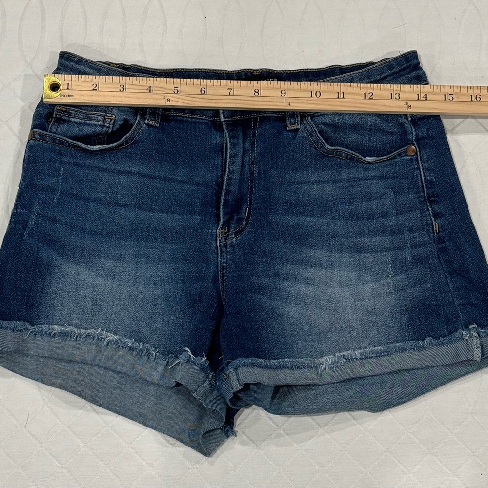 Women’s Judy Blue Jean Shorts Blue Stretch
Cuffed Raw Hem Denim Mid Rise Size 28 - Picture 5 of 8